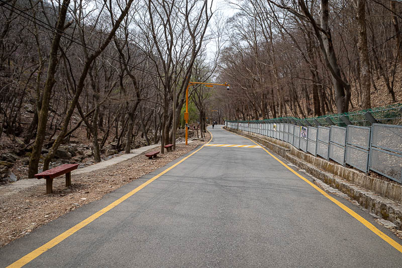 Korea-Seoul-Hiking-Soyosan - It is then time to walk back along a long car free road to the train.