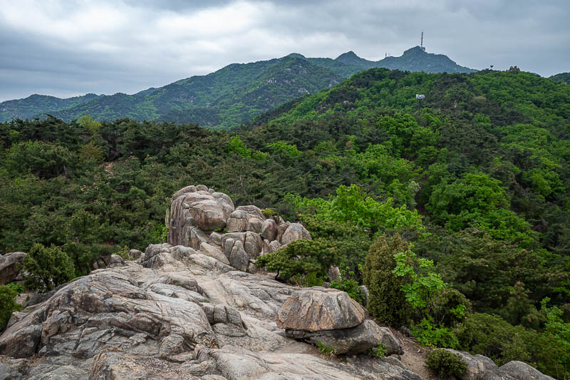 Korea-Seoul-Hiking-Gwanaksan - The rocks up to the flag are not slippery, but it is a bit vertigo inducing.