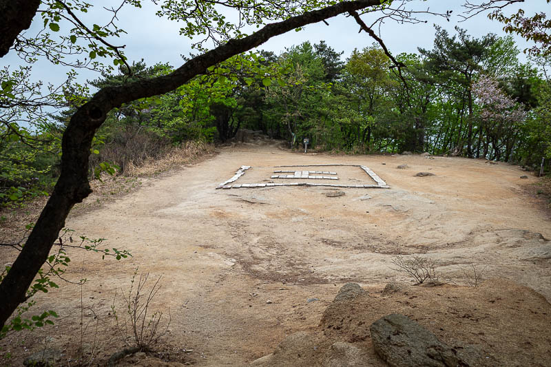 Korea-Seoul-Hiking-Gwanaksan - 2nd helicopter spot, and I looked at it and thought ok, maybe a small helicopter could land here, then I realised... they do not actually land here to