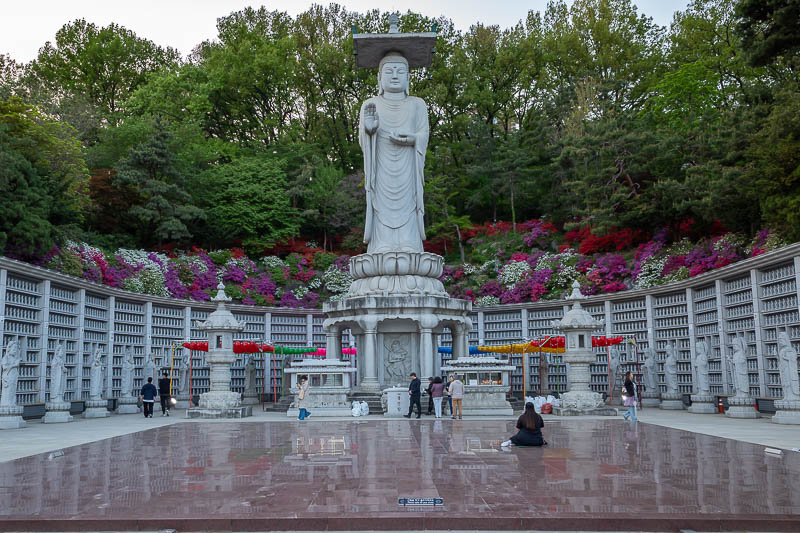 Korea-Seoul-COEX - They even crammed a few behind the statue.