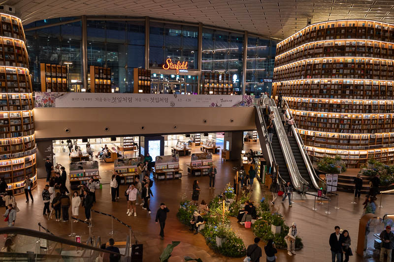 Korea-Seoul-COEX - Finally the library. It is a bookshop, but they let you read anything you want for as long as you want, which seems to be a trend with a few Asian boo