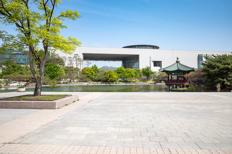 Korea-Seoul-Museum - There it is. I cannot quite fit it all in, despite the large amount of concrete I have decided to feature in the foreground. There are numerous chain 
