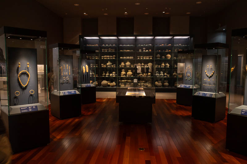 Korea-Seoul-Museum - More pots.