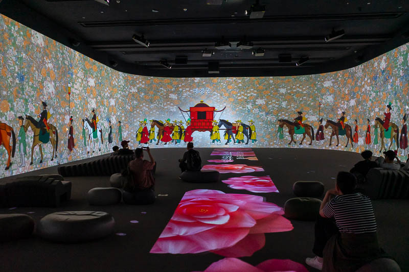 Korea-Seoul-Museum - One of many 3D digital exhibitions, hard to know what they were all about, seemingly random mix and match images. There is also a VR exhibit where you