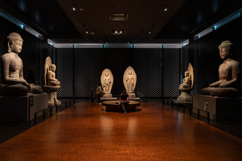 Korea-Seoul-Museum - The guy sitting right in the middle of the photo had no intention of moving.