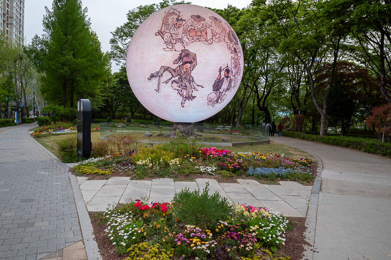 Korea-Seoul-Jamsil - It's a whole new world. When I was over the road it was showing an animated version of 'the scream' painting, but by the time I got to the photo spot 