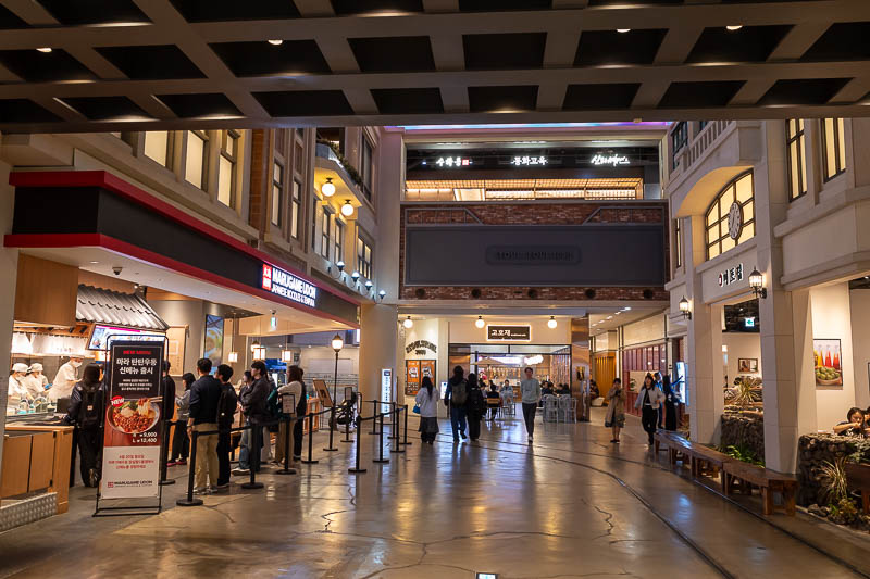 Korea-Seoul-Jamsil - The upper level restaurants were very nice, but I did not feel like lining up.