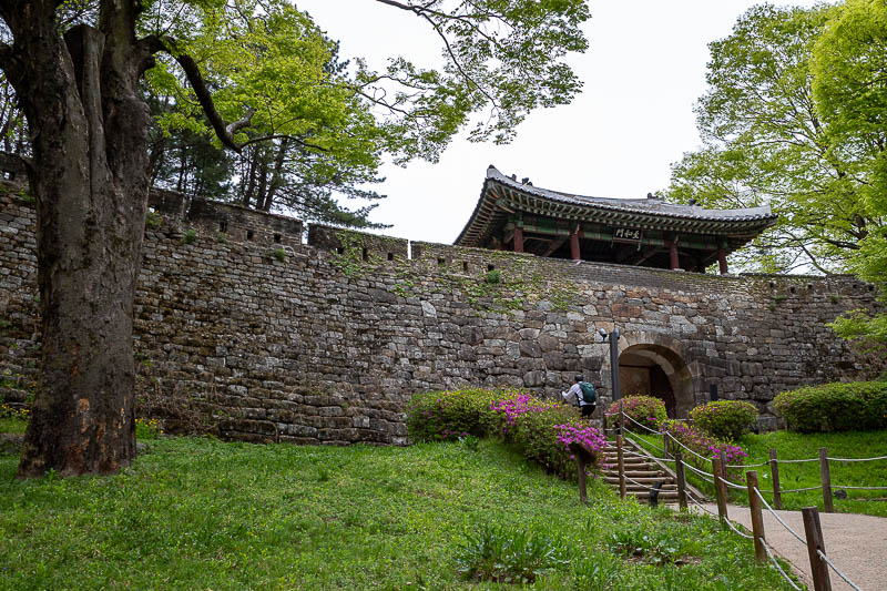 Korea-Seoul-Namhansanseong-Fortress - Before too long, the wall appears, with one of its 4 majestic gates. I will pass over or under or around all 4.
