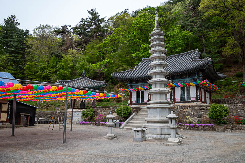 Korea-Seoul-Namhansanseong-Fortress - This is probably the main temple along the way, a bit back from the wall. The road comes up to here.