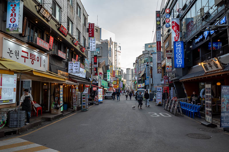 Korea-Seoul-Gangnam-Omurice - The back streets are all very interesting. The row of blue chairs on the right are to line up and wait for a seat at the crab shack. Currently, there 