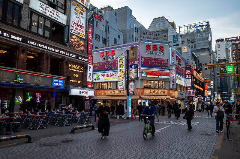 Korea-Seoul-Gangnam-Omurice - Over to the west side of the street now for a bit more back street action.