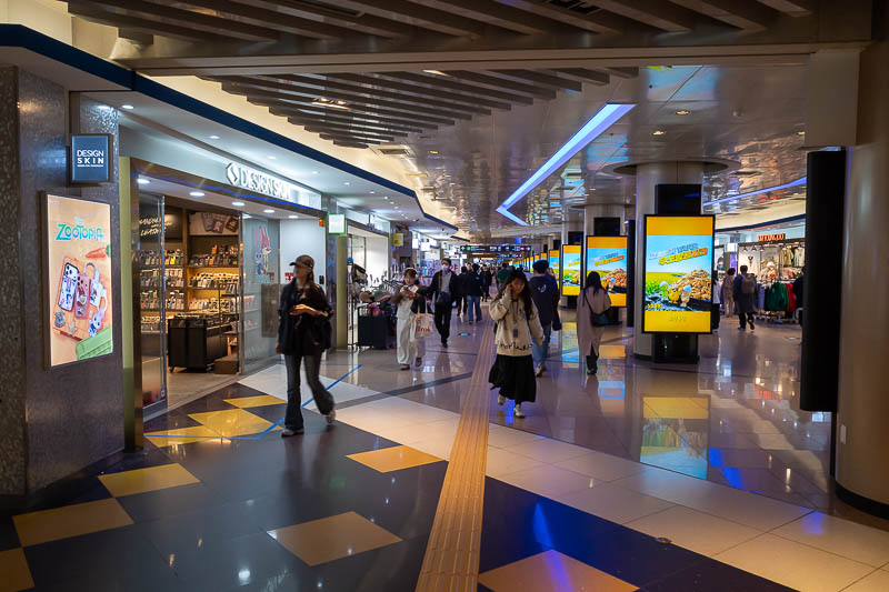 Korea-Seoul-Gangnam-Omurice - Then since I found my dinner early on, it was time for an early night, via the underground. Tomorrow is not a hiking day. It could have been. I have a