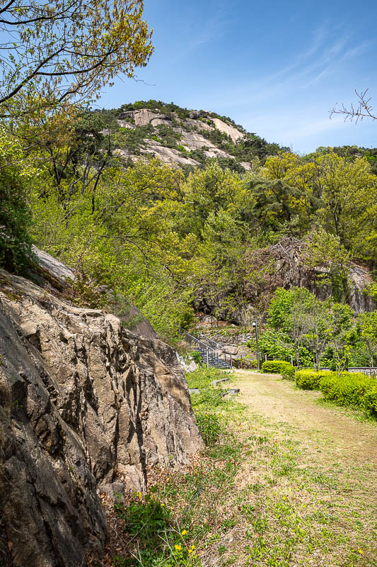 Korea-Seoul-Inwangsan-Market - Now I will go up there. I had taken a wrong turn and was about to double back, then I checked the map, and there is indeed a side trail.