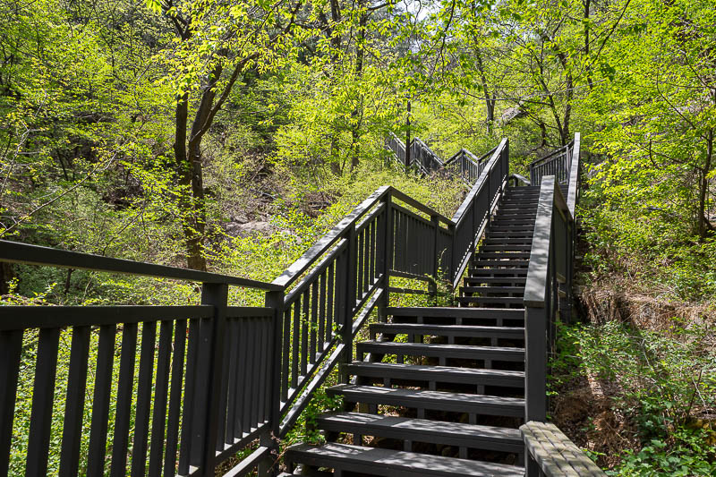 Korea-Seoul-Inwangsan-Market - The side trail has many stairs, and more shade, and less people. All a fair trade off.
