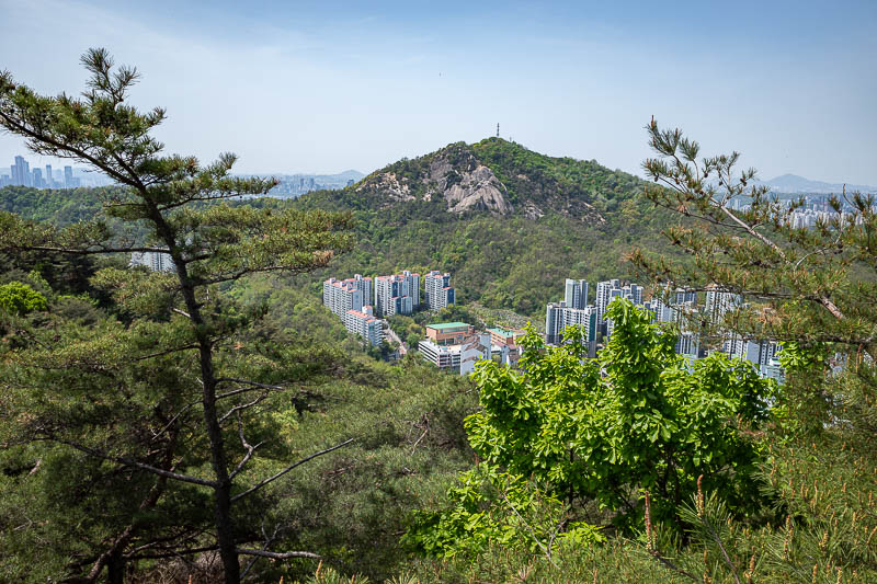 Korea-Seoul-Inwangsan-Market - I arrived at the junction with the main trail. I have climbed that small mountain before too.