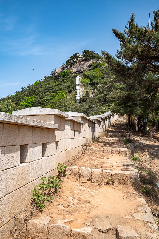 Korea-Seoul-Inwangsan-Market - Now I will follow the wall up there, largely in the sun.