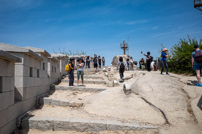 Korea-Seoul-Inwangsan-Market - Here is the summit area, full of tourists. Despicable selfie takers.