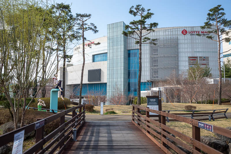 Korea-Seoul-Museum-Fortress - I headed to the mall for a coffee to wait for the aviation museum to open, but it was closed until 10:30, with security checking ID badges letting wor