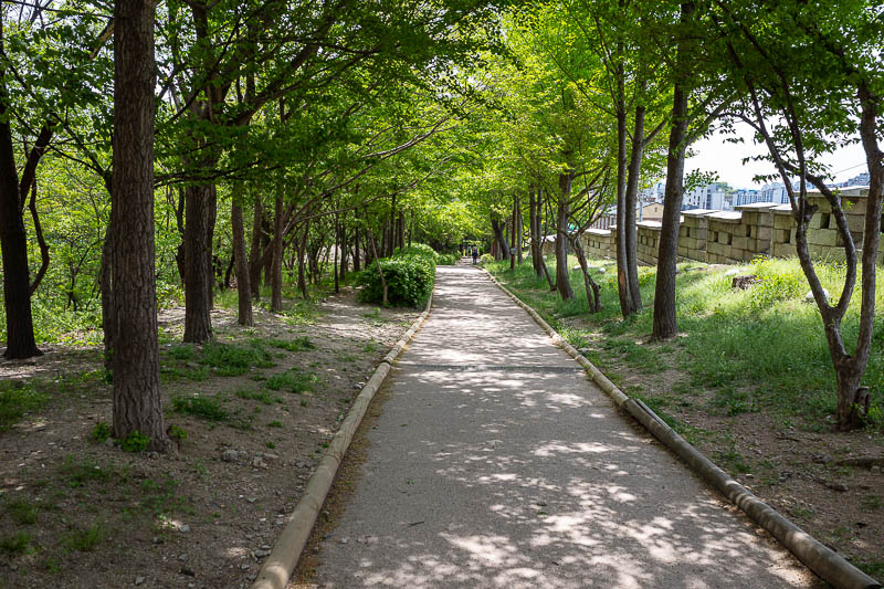 Korea-Seoul-Inwangsan-Market - I was glad to be back in shade, the wall is still there though.