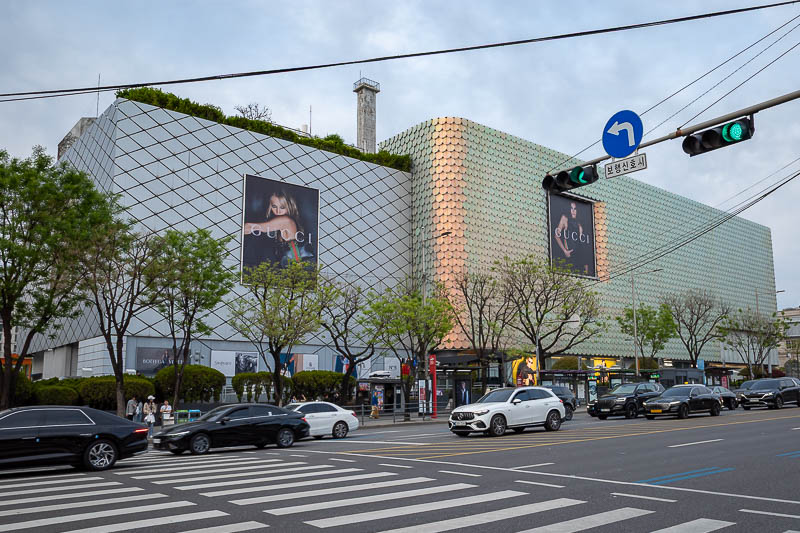 Korea-Seoul-Apgujeong-Rodeo - Over the road, another department store, this is the high end annex of, wait for it... Galleria. There are so many Galleria's in the world, I could ma