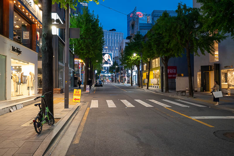 Korea-Seoul-Apgujeong-Rodeo - The fancy street of Garosu-gil is very nice, but very hard to photograph. Much more like a fancy street in a non Asian city.
