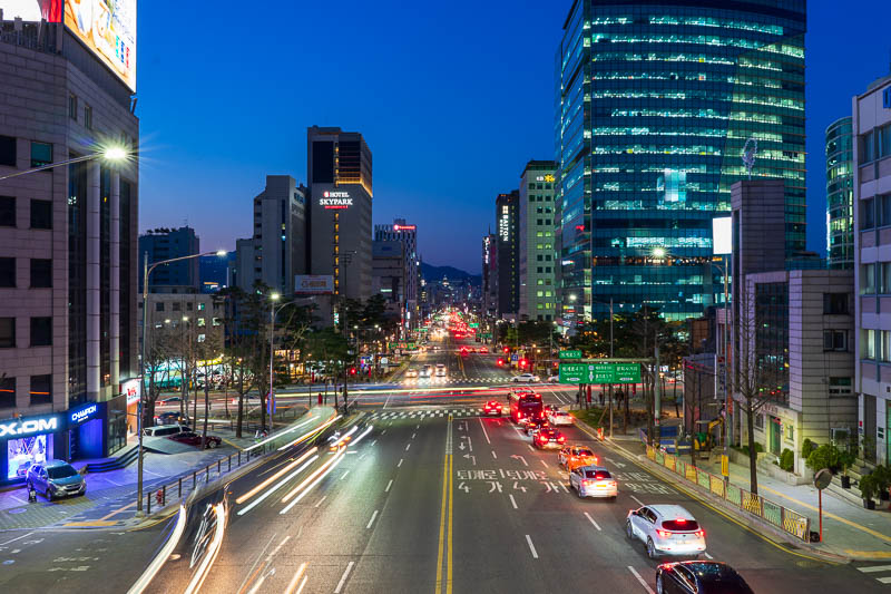 Korea-Seoul-Dongdaemun - The last photo of the evening comes courtesy of an overpass, which allows for a long exposure to get some STARBEAMS. Good times. Tomorrow... more moun