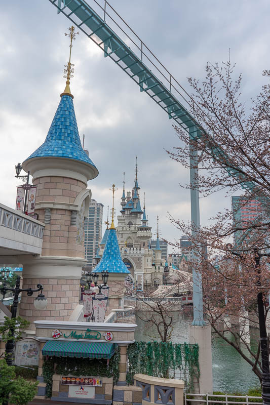 Korea - HK - China - KORKONG! - Near the Lotte tower is Lotte world theme park. You can walk all around it without paying money to go in, so I did that. There are a few cherry blosso