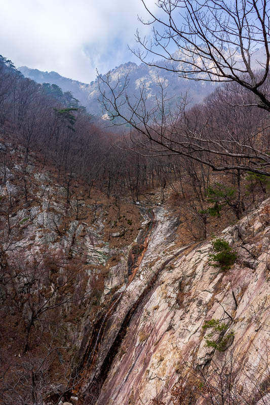 Korea-Hiking-Gyeryongsan - Here you can even see a bit of blue sky and sunshine, if you squint hard.