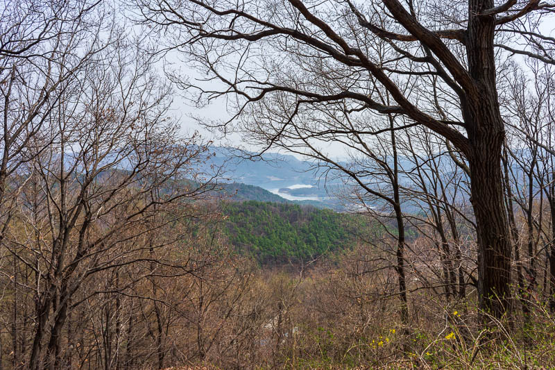 Korea-Daejeon-Hiking-Gyejoksan - Down there is a bit of a very large lake which I believe has a running / cycling track all the way around it. Its a shame I am not here another day to