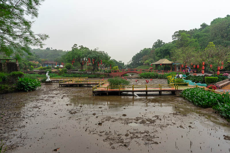 Korea - HK - China - KORKONG! - Hmmmm, this is the main lotus pond. Its been drained. There are no flowers, just mud.