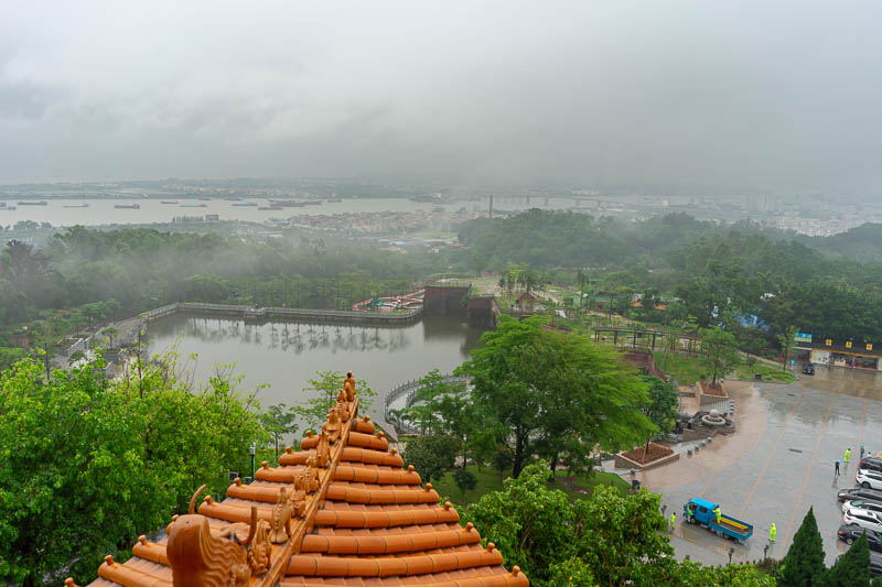 China-Guangzhou-Rain-Lotus Hill - That was all the park area I wanted to explore. You cant see over the awesome cliffs though. Too bad I couldnt get down there, it was now flooded!