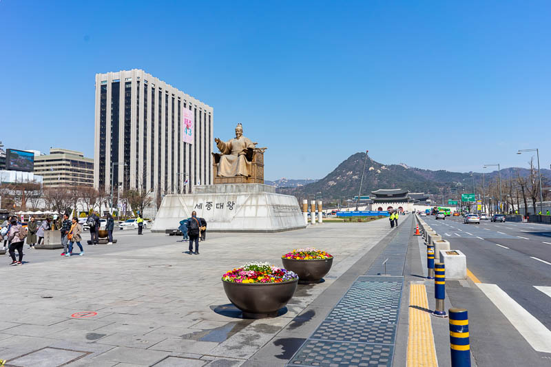 Korea-Seoul-Hiking-Inwangsan - Back at the main street, an area from where I have taken photos on previous trips. You can see the palace in the distance, and the seated statue of so