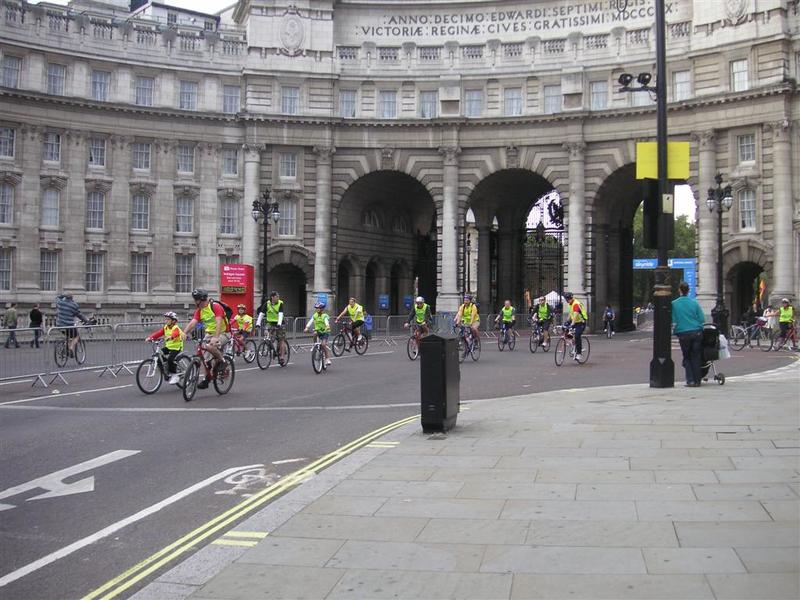 England-London-Bike Ride-Boris Johnson - Theres bikes everywhere!