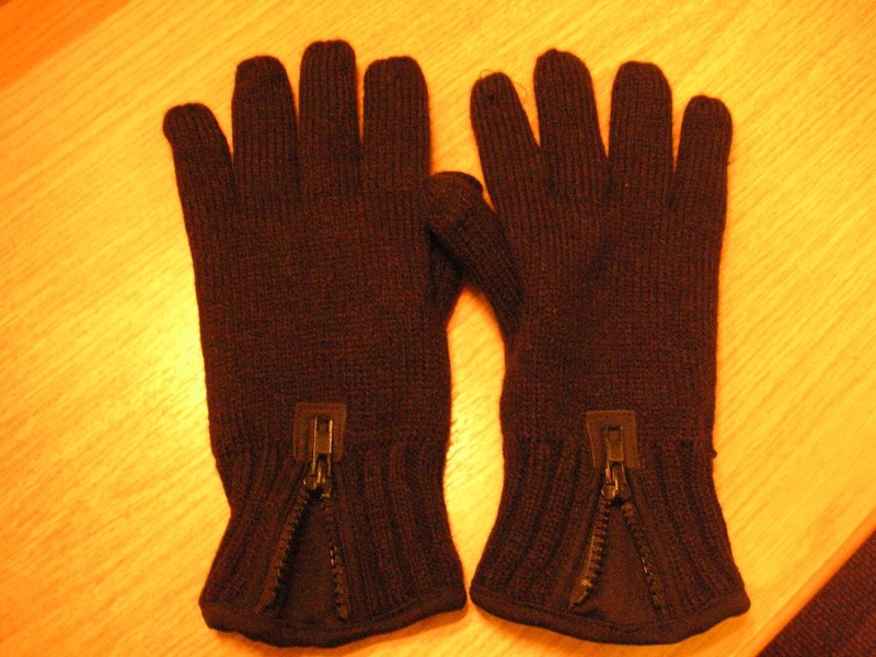 England-Hatfield-Cold - Heres my awesome gloves, now im all set for kicking ass and taking names, no more fingerprints to give me away.