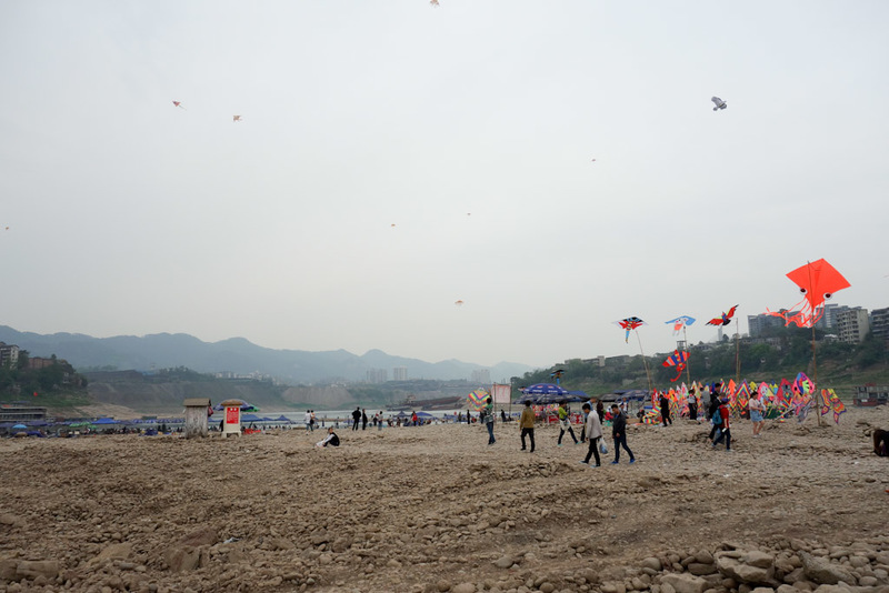 China-Chongqing-Ciqikou-Temple - Another popular activity is to fly a kite. Nylon strings are going everywhere. The risk of hilarious decapitation was high.
