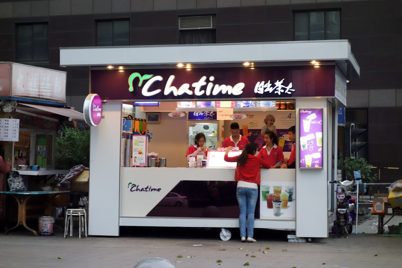 China-Chengdu-Neon-Blue Carribean - Chatime! not seen in Chengdu before now. And its a mobile one so maybe they arent established in this city yet. Their advantage over the other bubble 
