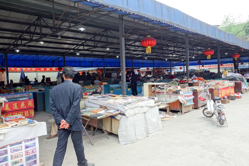 China-Chengdu-Tibet - Last photo for today, near my hotel I found this weird market selling mainly books, coins, notes, old newspapers, stamps. But most of the books were p