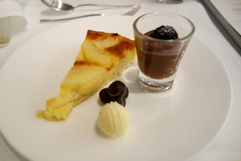 Hong Kong-Airport-Dragonair-Lounge - Buffet dessert with apple pie, chocolate mousse etc.