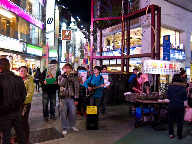 Taiwan-Taipei-Ximending-Taipei - Honestly, I cant sing, but I can sing much much better than this guy, he was singing lady marmalade too, you know 'Kitchy kitchy koo koo ka ka!', 'Sha