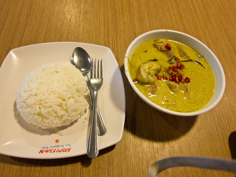 Singapore-Orchard Road-Geylang Road - Heres my lunch. I wanted something with lots of chilli, so thought green curry chicken would be good since I am near Thailand. It was ok, but not enou