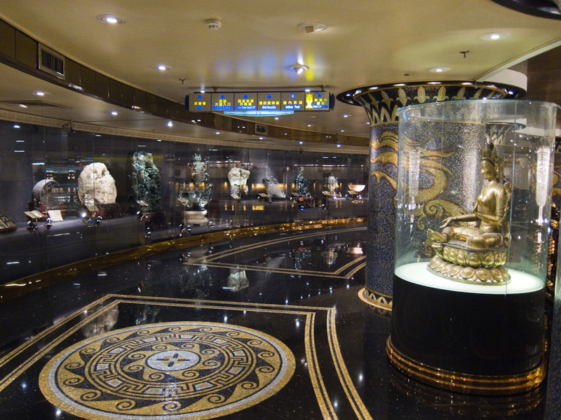 Macau-Casino-Ferry - This is a casino lobby, it has some huge jade statues that chinese folks were pretty excited about. Actually Jade is everywhere for sale, the idea bei