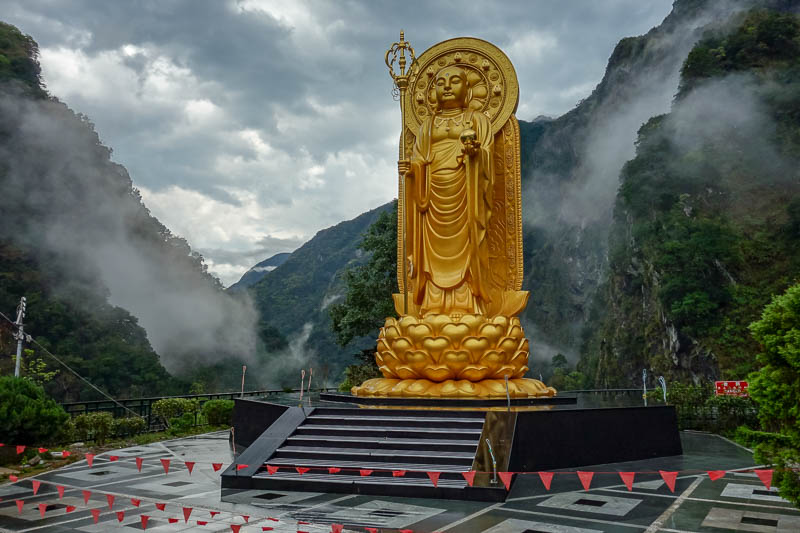 Taiwan-Hualien-Taroko Gorge - I had enough time before the bus to climb the stairs and see buddha.