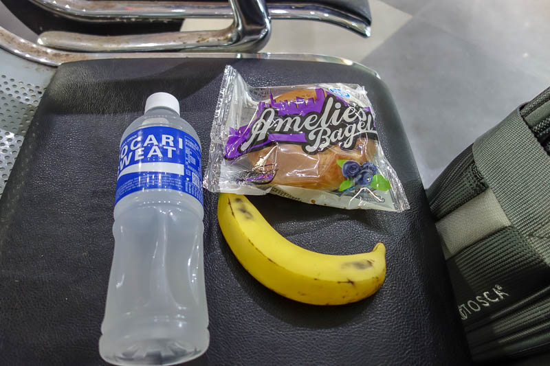 A full lap of Taiwan in March 2017 - The station does have a convenience store for lunch. The blueberry bagel is a normal bagel with blueberry jam on it, shrink wrapped, with an expiry da