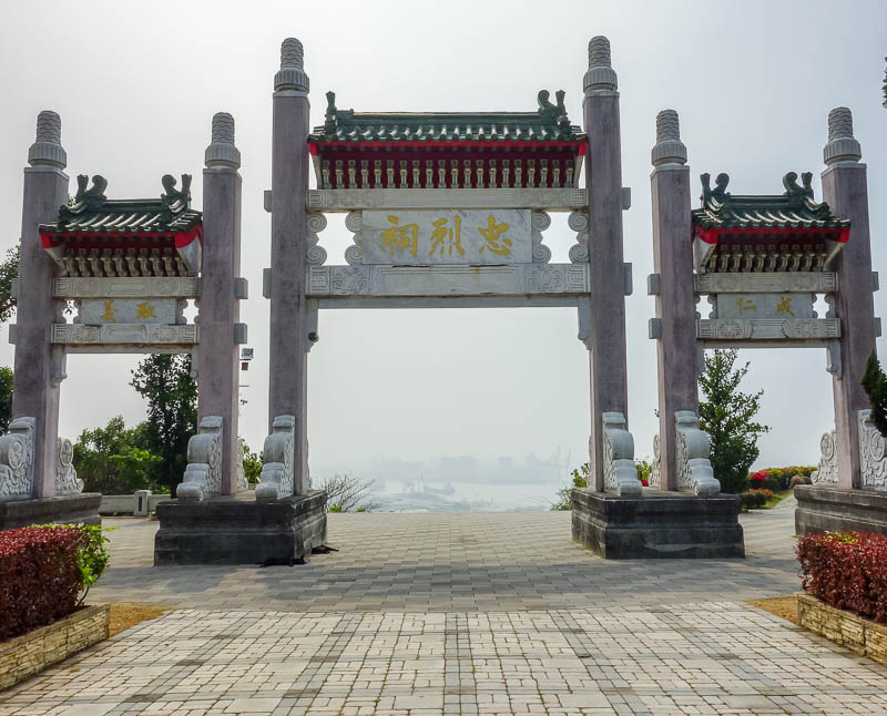 Taiwan-Kaohsiung-Monkeys-Temple-Beach - View through a gate.
