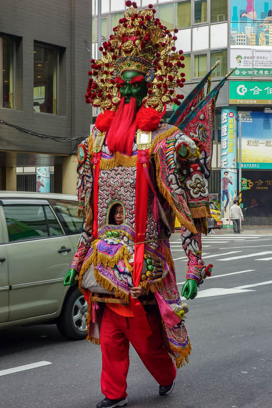 Taiwan-Taipei-Hiking-Wuliaojian - There are also hundreds of these giants wandering around in the middle of the road. I have no idea why but its causing traffic chaos. At least they ar