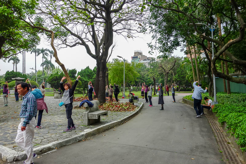 A full lap of Taiwan in March 2017 - Then I still had time for a mass ribbon dance. I have been here on leaving day before, and I think the same old guy was giving the same kung fu class 