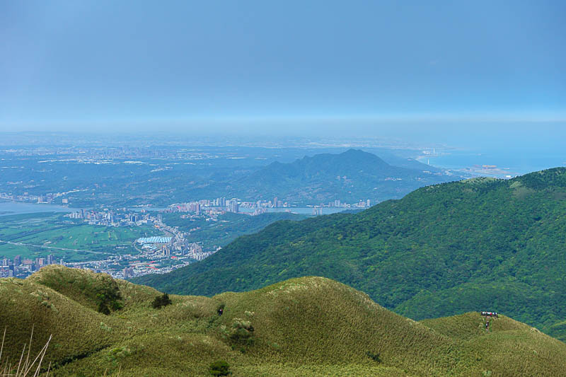 Taiwan-Taipei-Hiking-Yangmingshan - I used my zoom. Down there is Tamsui where I was yesterday, I mentioned that smaller mountain across the river. My next stop is those people you can s
