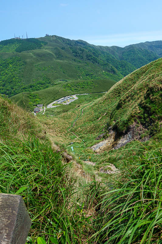 Taiwan-Taipei-Hiking-Yangmingshan - It is a steep path down. The bus stop is down there in that car park.