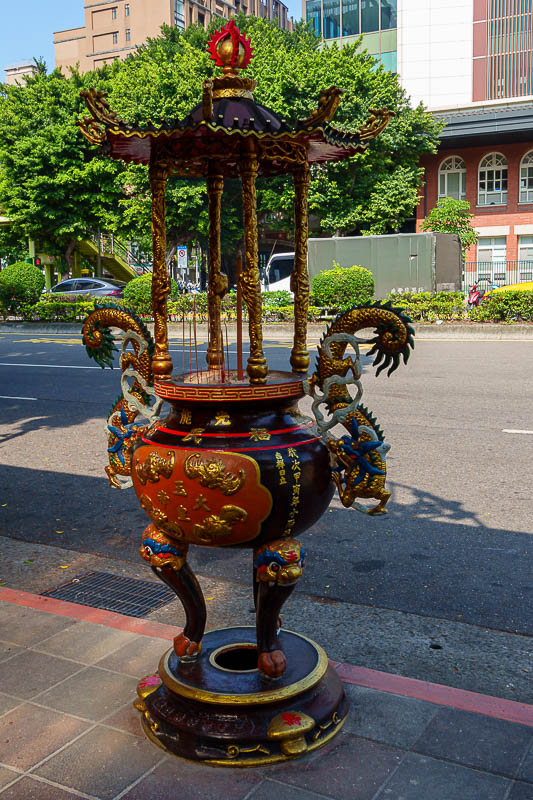 Taiwan for the 5th time - April and May 2023 - Today's incense burner, conveniently located on the roadside so you can do drive by burning of your rubbish.