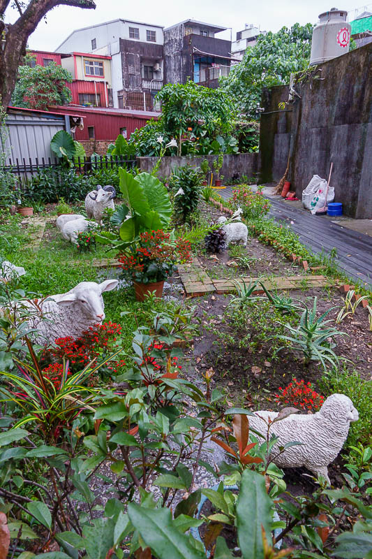 Taiwan-Yilan-Food-Omurice - Someone has a garden full of sheep. I would not have been surprised if they were real sheep, but alas, they are not, stay tuned.